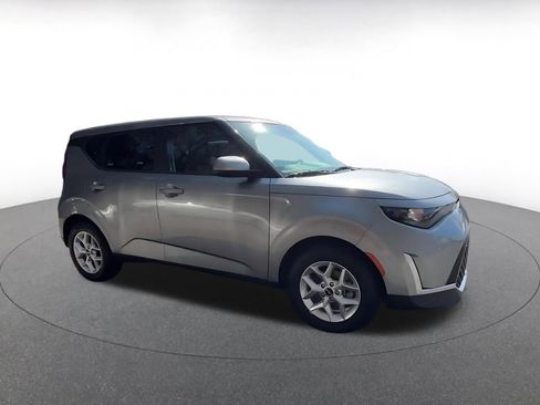 Used 2025 Kia Soul LX w/ LX Technology Package image 2