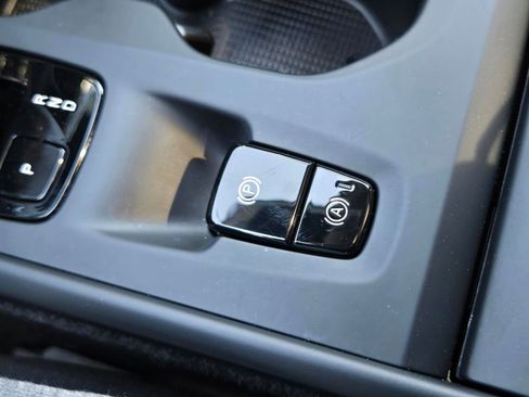 Certified 2025 Volvo XC40 B5 Core AWD/4WD image 19