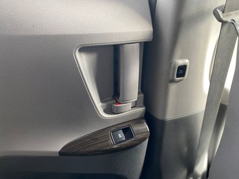 Used 2016 Toyota Sienna XLE w/ XLE Navigation Package image 16