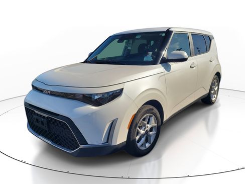 Used 2023 Kia Soul LX w/ LX Technology Package FWD image 3