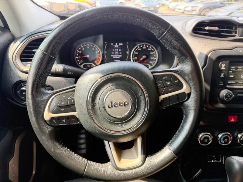 Used 2017 Jeep Renegade Latitude FWD image 20