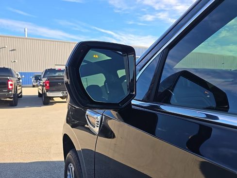 Used 2025 GMC Yukon Denali w/ Sun & Power Step Package image 8