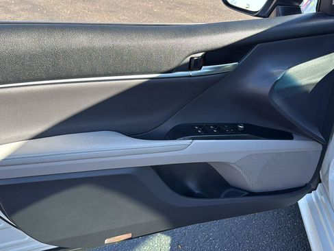 Used 2020 Toyota Camry XLE image 11