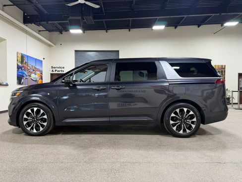 Used 2023 Kia Carnival EX FWD image 15