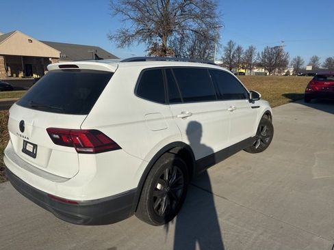 Used 2022 Volkswagen Tiguan SE w/ Panoramic Sunroof Package image 3