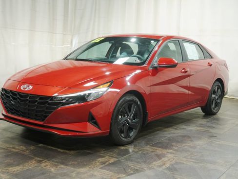 Used 2022 Hyundai Elantra SEL FWD image 2