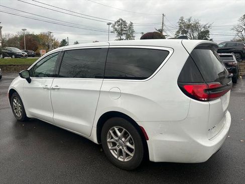 Certified 2024 Chrysler Pacifica Touring-L image 15