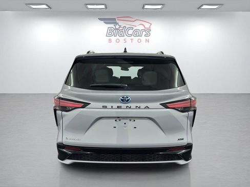 Used 2025 Toyota Sienna XSE AWD/4WD image 5