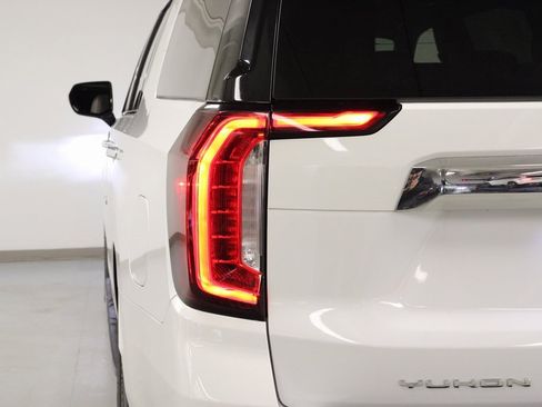 Used 2023 GMC Yukon XL SLT image 11
