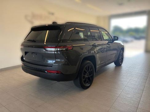 Used 2024 Jeep Grand Cherokee Altitude AWD/4WD image 2