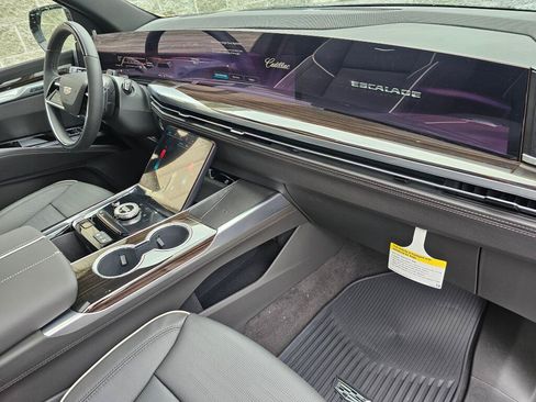 New 2026 Cadillac Escalade ESV Luxury AWD/4WD image 16