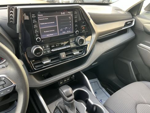Used 2020 Toyota Highlander L image 18