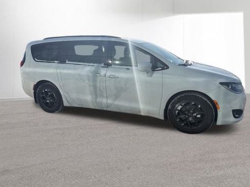 Used 2020 Chrysler Pacifica Touring-L Plus image 19