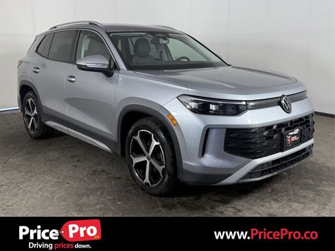 Used 2026 Volkswagen Tiguan SE FWD image 1