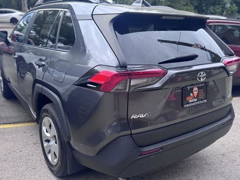Used 2019 Toyota RAV4 LE AWD/4WD image 4