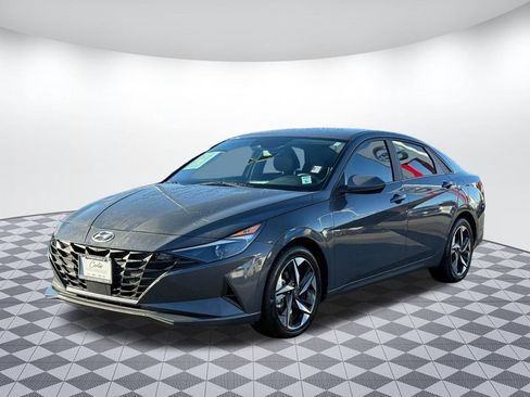 Used 2023 Hyundai Elantra SEL w/ Convenience Package image 3