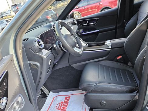 Used 2025 Mercedes-Benz GLC 300 4MATIC image 11