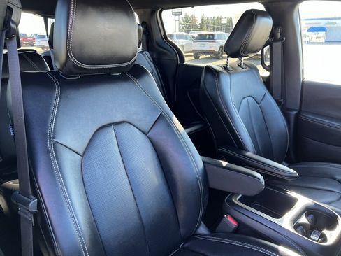 Used 2025 Chrysler Pacifica Select image 10