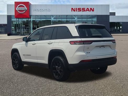 Used 2025 Jeep Grand Cherokee Altitude AWD/4WD image 5