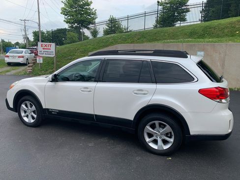 Used 2013 Subaru Outback 2.5i Limited AWD/4WD image 3