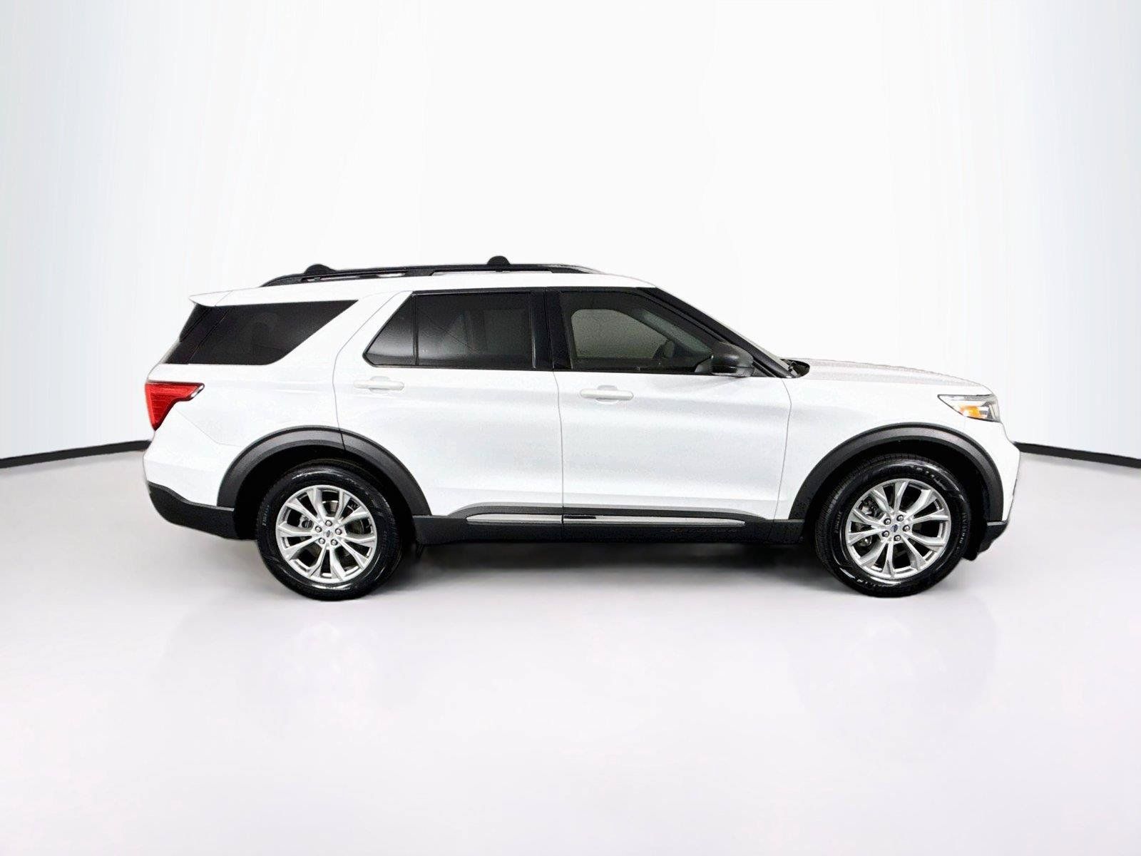 Used 2021 Ford Explorer XLT w/ Equipment Group 202A AWD/4WD image 11