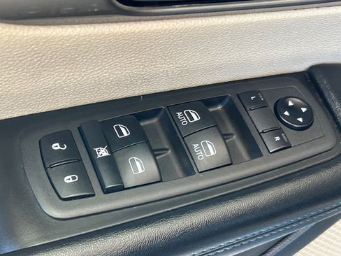 Used 2021 Chrysler Pacifica Touring w/ Uconnect Theater Family Group FWD image 13