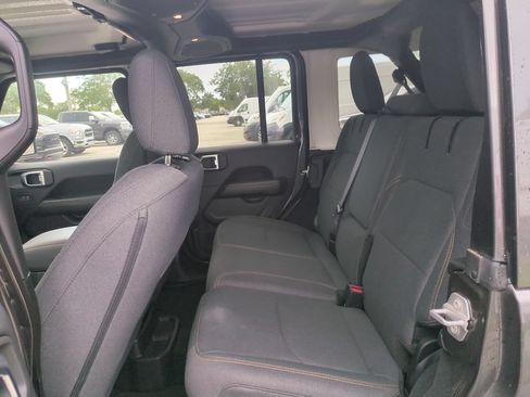 Used 2025 Jeep Wrangler Unlimited Sahara AWD/4WD image 15