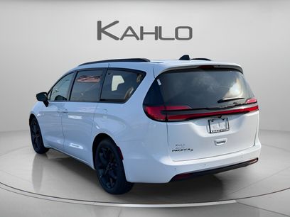 New 2026 Chrysler Pacifica Select w/ S Appearance Package