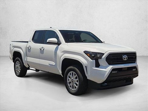 Certified 2025 Toyota Tacoma SR5 AWD/4WD image 3