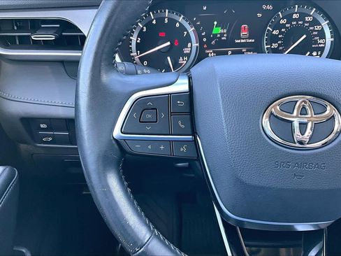 Used 2021 Toyota Highlander XLE AWD/4WD image 23