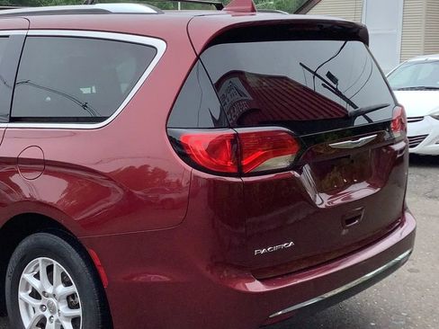 Used 2020 Chrysler Pacifica Touring-L image 7