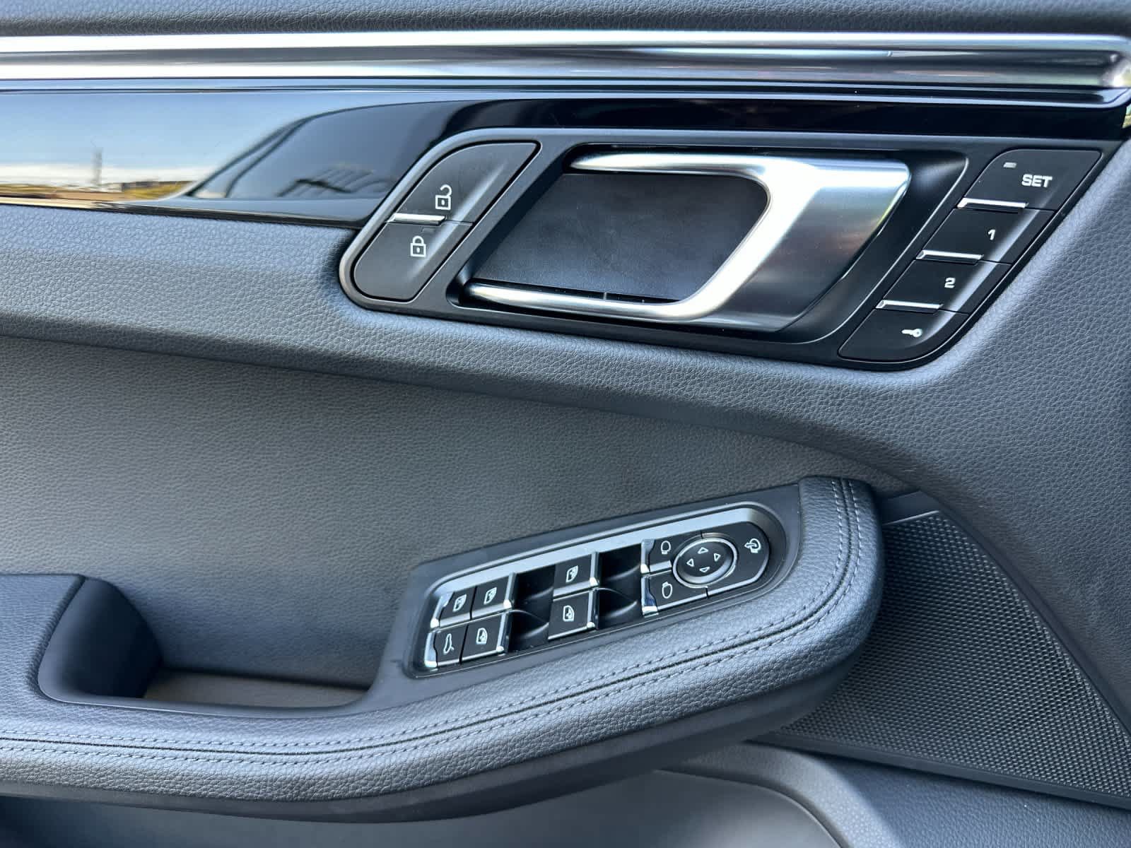 Certified 2025 Porsche Macan AWD/4WD image 12