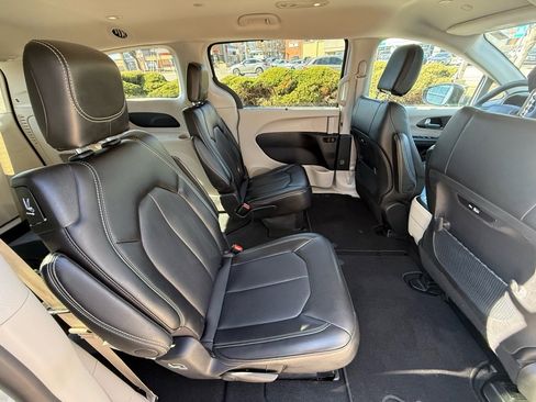Used 2024 Chrysler Pacifica Touring-L image 35