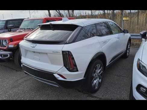 Used 2025 Cadillac Optiq Luxury 2 w/ LPO, Floor Liner Package AWD/4WD image 5
