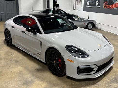 Used 2021 Porsche Panamera GTS image 4