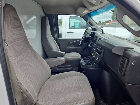 Used 2016 Chevrolet Express 3500 RWD image 25