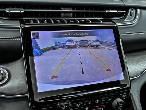 Used 2023 Jeep Grand Cherokee Overland w/ Luxury Tech Group IV AWD/4WD image 24
