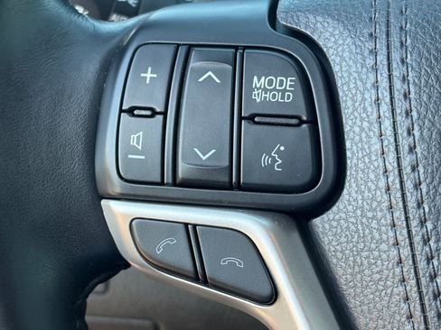 Used 2017 Toyota Highlander SE w/ Carpet Mat Package FWD image 17