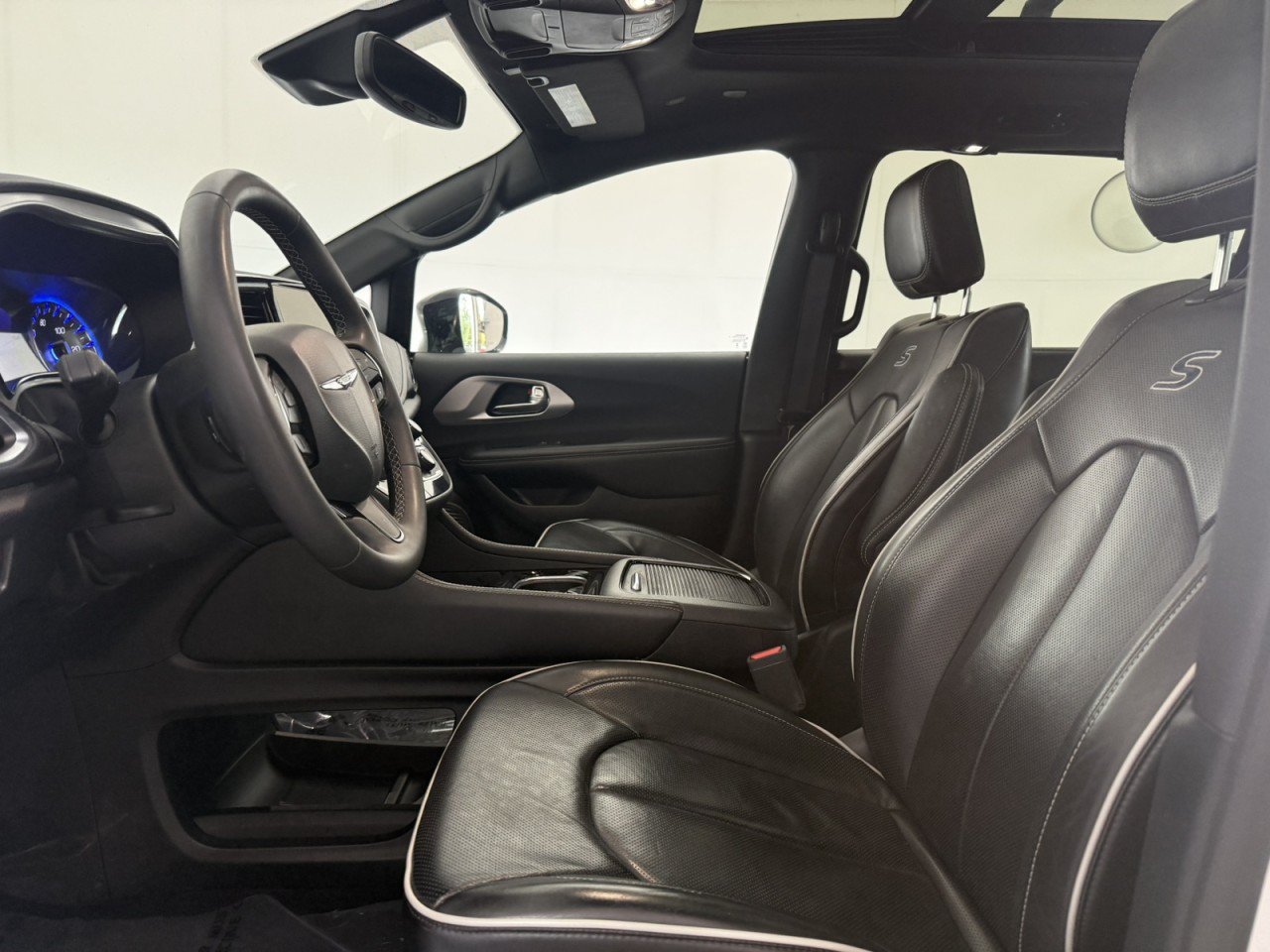 Used 2025 Chrysler Pacifica Limited FWD image 17