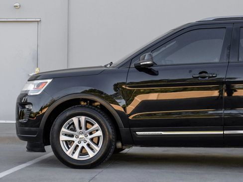 Used 2018 Ford Explorer XLT w/ Equipment Group 202A AWD/4WD image 12