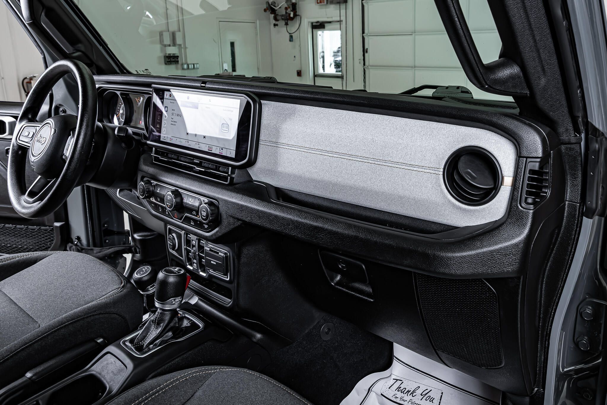 Used 2025 Jeep Gladiator Sport AWD/4WD image 18