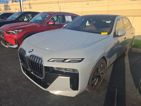Used 2023 BMW i7 xDrive60 w/ Luxury Rear Seating Package AWD/4WD image 3