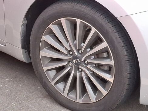 Used 2018 Kia Cadenza Premium w/ Luxury Package image 10