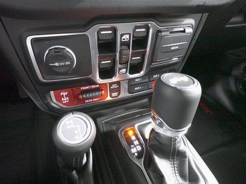 Used 2025 Jeep Wrangler Unlimited Rubicon image 19