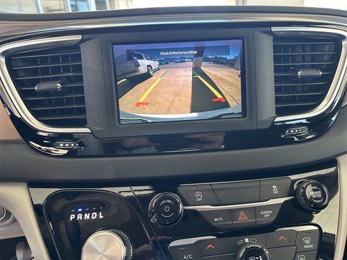 Used 2022 Chrysler Voyager LX image 26