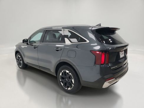 Used 2024 Kia Sorento S image 5