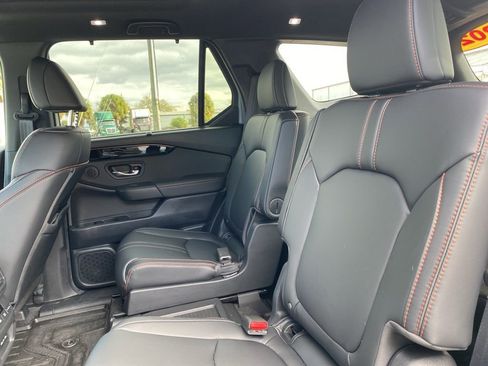 Used 2025 Honda Pilot TrailSport image 11