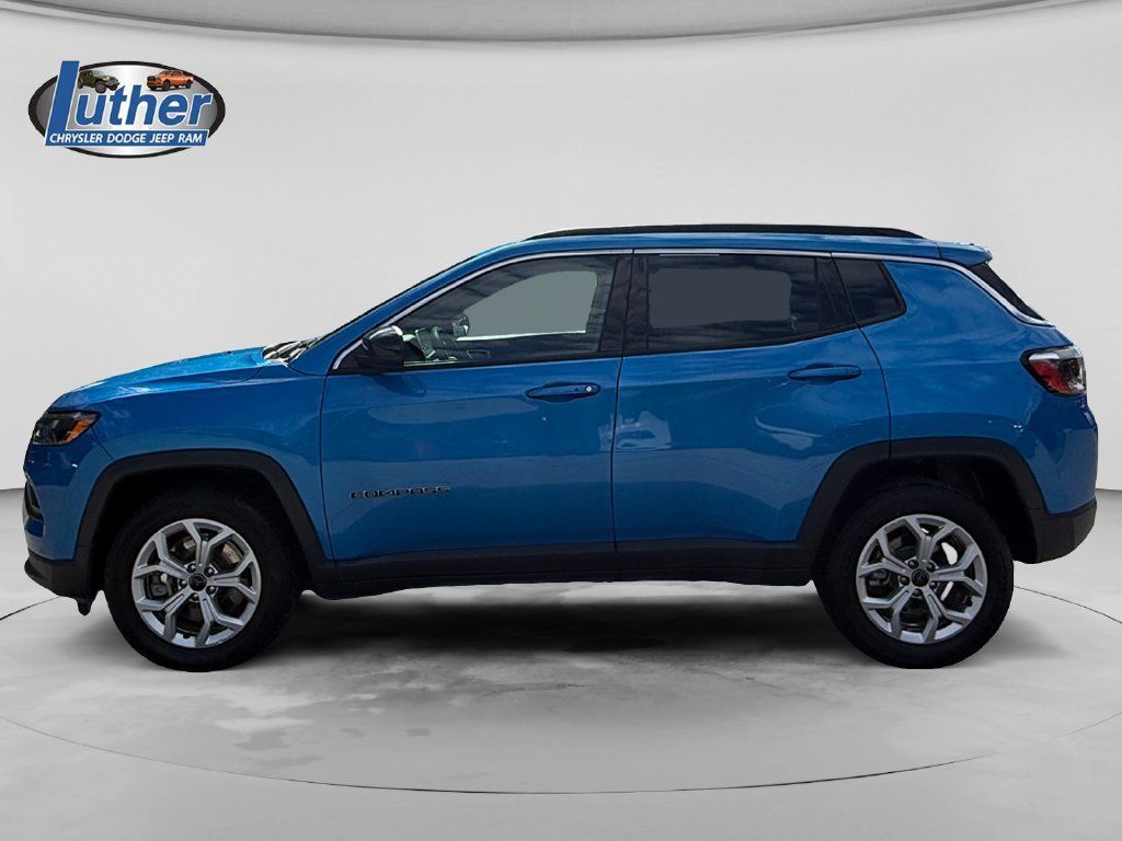 Used 2025 Jeep Compass Latitude AWD/4WD image 2