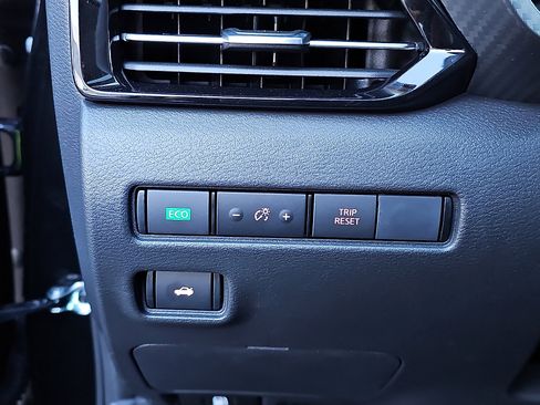 Used 2025 Nissan Sentra SR w/ SR Premium Package image 25