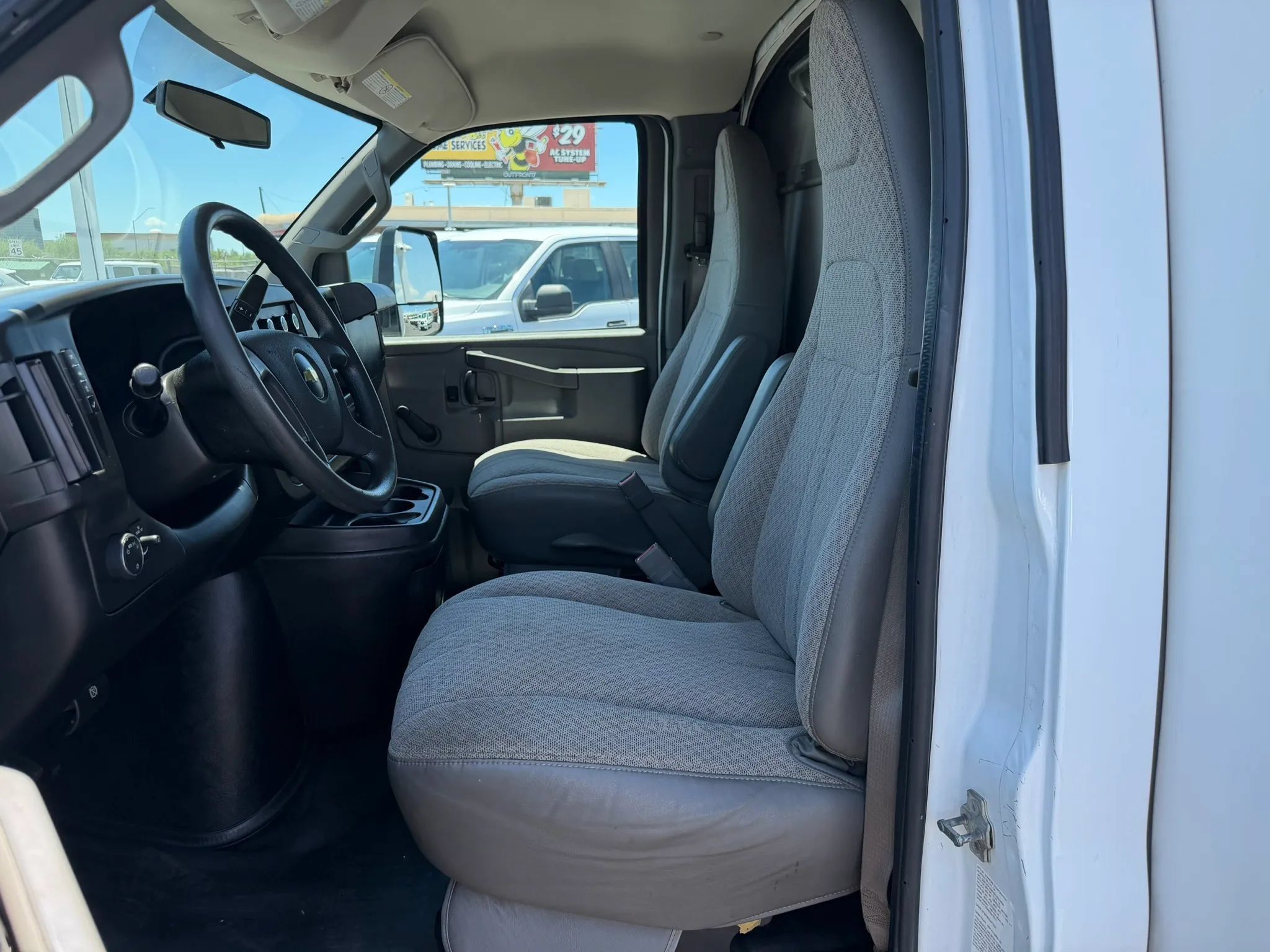 Used 2018 Chevrolet Express 3500 w/ Chrome Appearance Package RWD image 16